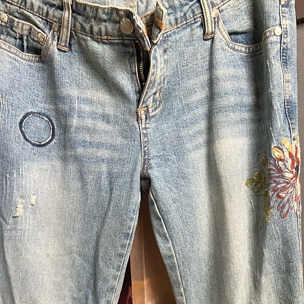 YOUNIQUE  distressed embroidered  front and back flare high waist